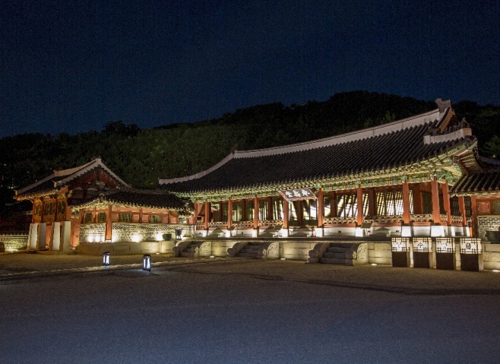 Hwaseong Haenggung Palace & Korean Folk Village Tour (8 Hours)